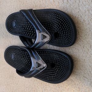 Kenkoh black size 8 sandals flip flops